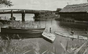 Arys, Bootshaus : Hölzerne Brücke zur Halbinsel Amerika im Arys-See, heute Orzysz/Polen