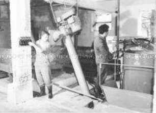 Moderne Futterküche mit Vakuum-Futterautomaten für die Schweinemast in der LPG "Vorwärts" Jahnsdorf (Kr. Stollberg)