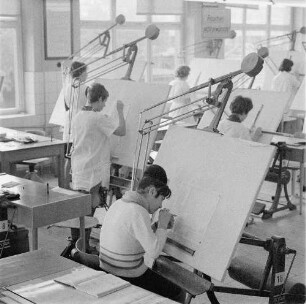 Hermsdorf (Thüringen). VEB Kombinat Keramische Werke Hermsdorf. Zeichensaal. Technische Zeichnerinnen an Zeichenmaschinen