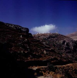 Amorgos. Mühlenhügel der Chora über der südlichen Steilküste