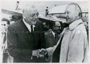 Konrad Adenauer begrüßt den amerikanischen Aussenminister Dulles am Flughafen Köln-Bonn
