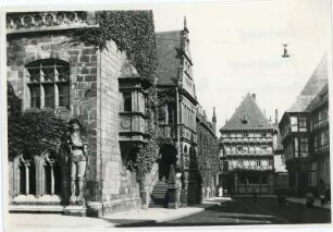 Halberstadt. Rathaus mit Rolandfigur (Sandstein, 4,27 m (ohne Sockel); 1433, 1381 erste Figur aus Holz). Blick vom Holzmarkt zum Wohnhaus, Fischmarkt 1