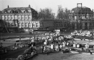 Dresden-Altstadt. Zwinger (1709-1728; M. D. Pöppelmann, B. Permoser). Mathematisch-Physikalischer Salon, Baustellen Bogengalerie und Wallpavillon. Zwingerhof mit Steinmetzwerkstätten