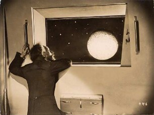 Frau im Mond