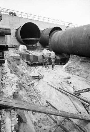 Geesthacht; Elbe: Unwetter zerstört Kraftwerk Geesthacht; zerstörte Fundamente unter Rohrauslass