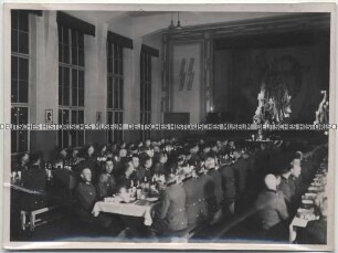 Vorbereitungen für eine Weihnachtsfeier von Angehörigen der Ordnungspolizei