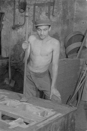 Arbeiter M. Killian in der Gießerei LOWA Bautzen : Dźěłaćer M. Killian w Budyskej lijerni LOWA