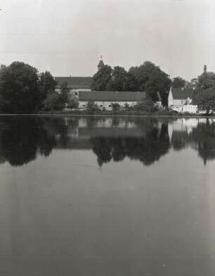 Frauenhain, Blick über einen Teich auf Herrenhaus und Wirtschaftsgebäude des Rittergutes