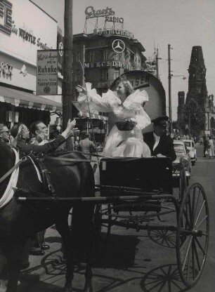 Rosenmontagszug 1952. Kurfürstendamm. Prinzessin im Wagen