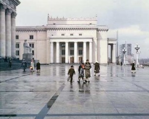 Passanten im Stadtzentrum Warschaus vor dem Kultur- und Wissenschaftspalast