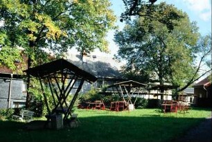 Platz vor der Gaststätte, mehrere Sitzgruppen
