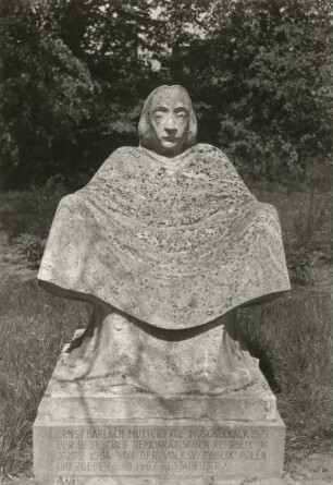 Mutter Erde II : Ernst Barlach (1870-1938). Mutter Erde II. Muschelkalk, Höhe 146 cm, 1921. Güstrow, Gertrudenfriedhof