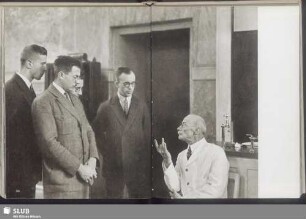 Professor Wilhelm His bei einer Anatomie-Vorlesung vor Studenten der Berliner Universität im Jahr 1930