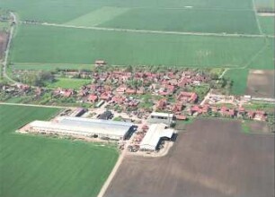 Thörey (Amt Wachsenburg-Thörey). Ortsteilansicht mit ehem. Stallgebäuden. Luftbild-Schrägaufnahme von Südost