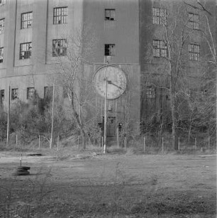 Dresden-Reick, Gaswerk, großer Gasbehälter, erb. 1907/1908, Eingang mit Füllstandsanzeiger