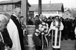 Langenegg, Vorarlberg: Feier vor der Kirche und Kranzniederlegung