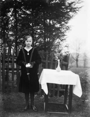 Mittelsachsen, Frauenportrait : Mittelsachsen. Junge Frau an einem Tisch stehend
