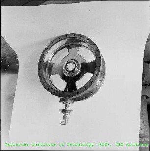 Unbekanntes Bauteil des Kryostaten des Supraleitenden Linearbeschleunigers (LINAC) am Institut für Experimentelle Kernphysik (IEKP)