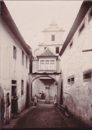 Wohnhaus. Schreieck, Barockgiebel mit Erker. Blick vom gegenüberliegenden Hof