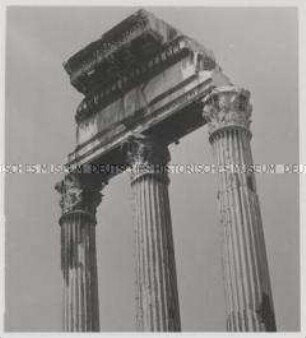 Rom, Forum Romanum, Säulen, Kapitelle und Gebälk des Aedes Castoris (Tempel des Castor und Pollux)