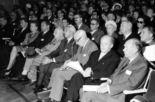 16. Tagung 1966 Mediziner: 1. Reihe: A. Goppel, nicht besetzter Platz, Oberbürgermeister Steurer, Frau Lynen, Feodor Lynen, Otto H. Warburg, Severo Ochoa, Sir John C. Eccles, R. Mecke, E. Weisschedel; 2. Reihe: hinter Sir John C. Eccles, Tadeus Reichstein, Frau Reichstein, Herzog Philipp von Württemberg, A. Lutz