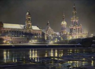 Dresden-Altstadt am Abend im Winter. Blick über die Elbe zu Ständehaus, Brühlscher Terrasse, Schloßplatz mit Georgentor, Hausmannsturm des Residenzschlosses, Katholischer Hofkirche und Augustusbrücke