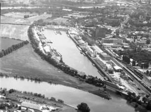 Dresden-Friedrichstadt. Alberthafen (1891/1895, Umbau 1997). Luftbild-Schrägaufnahme über die Elbe nach Südosten gegen Hafenmühle