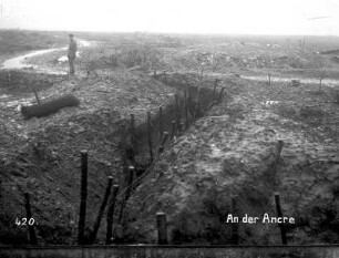 Erster Weltkrieg : Deutscher Soldat auf Kriegsschauplatz in der Nähe des Flusses Ancre