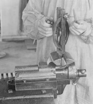 Kordieren eines Drahtes : Technikgeschichte | Edelmetallindustrie | Edelmetallindustrie | Fabrikationseinrichtung einer Gold- und Juwelenfabrik