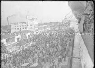 Menschenmenge an der Columbuskaje in Bremerhaven verabschiedet den Hochseepassagierdampfer "Bremen" zu seiner "Jungfernfahrt" am 16. Juli 1929