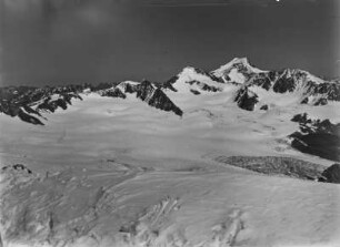 Schneefeld : Blick über ein Schneefeld auf der Wildspitz (ca. 3770m)