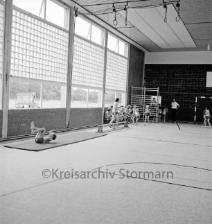 Volksschule: Waldstraße / Oetjendorfer Landstraße: Neubau: Turnhalle: Einweihung mit Schulverband Hoisdorf-Oetjendorf: Innenansicht: Vorführung der Schüler mit Boden- und Geräteturnen