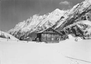 Ötztaler Alpen. Gebäude in einem Tal