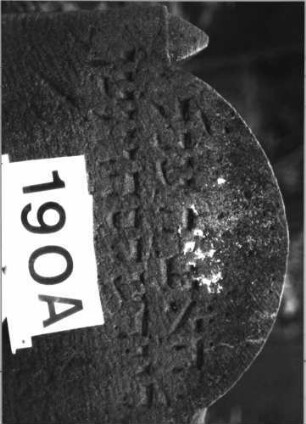 Grabstein 190 (Index: 99803247) Material: Sandstein Zustand: verwitt/eingesunk/Textverlust Maße HxBxT: 62x57x8 cm Beschreibung: Stele mit eingezogenem Rundbogen, Seitenakroterien Symbolik: Seitenakroterien: Grabstein 190A