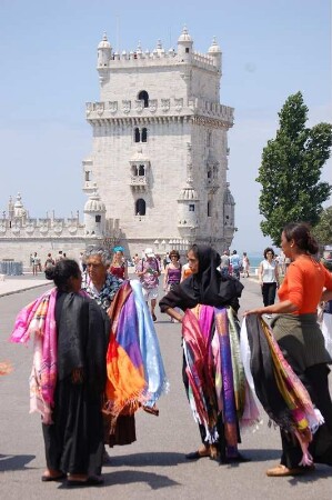 Frauen versuchen bunte Tücher an Touristen zu verkaufen, Festung Belem, Lissabon
