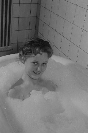 Portrait eines Mädchens in einem Schaumbad in der Betriebspoliklinik der Transmasch Leipzig