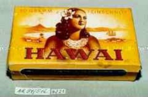 Pappschachtel für Tabak "50 GRAMM FEINSCHNITT HAWAI" (Abbildung eines hawaiischen Mädchens vor Landschaft)