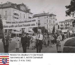 Bad Nauheim, 1951 September 9 / Ludwigstraße - Protestmarsch von Besatzungsbeschädigten gegen die Beschlagnahmung ihrer Häuser