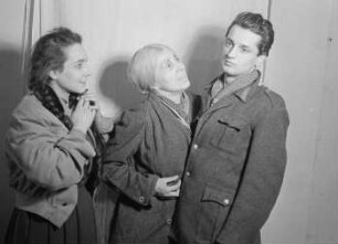 Szenenbilder aus einem zeitgenössischen Theaterstück