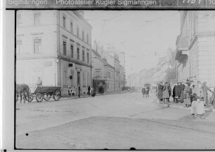 Straßenszene mit Zivilisten und Soldaten in einer Stadt (vermutlich Mülhausen/Elsass)
