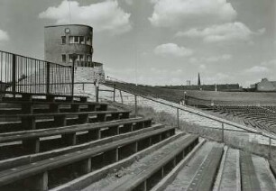 Kommandoturm und Teil der West-Tribüne im Walter-Ulbricht-Stadion, ehemaliges Stadion Mitte