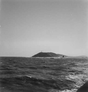 Hafenausfahrt : Blick vom Boot auf im Hafen liegende Wellenbrecher, dahinter "Bluff"