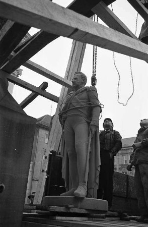 Installierung des wiederhergestellten Standbildes von Großherzog Ludwig auf dem Brunnensockel des Großherzog-Ludwig-Denkmals.