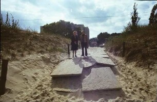 Heringsdorf. Desolate Platten an einem Strandzugang