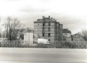 Dresden-Löbtau. Wohnhäuser, Löbtauer Str. 81 u. 83. E. 19. Jh. Seiten-u. Hofansicht von der Weißeritzbrücke mit Brückengeländer u. demontiertem vorderen Stützpfeiler des Verlängerungsbaues der Nossener Brücke