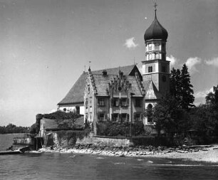 Wasserburg (Bodensee). Sankt Georg (1655 Neubau Turm, 1728 Erweiterung Schiff). Ansicht vom Ufer des Bodensees