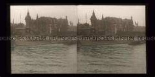 Blick auf dekorierte Häuser und Aufstellung der Vereine am Rheinufer, Mainz