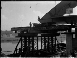 Heilbronn, Salzhafenkanalbrücke: Einschwimmen des Überbaus