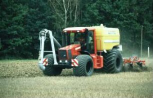 Fotografie: Gülleausbringung, Systemtraktor, Gülletrac selbstfahrend, Terrareifen, Güllefass, Gülleinjektor