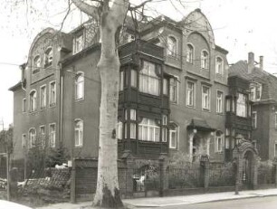 Dresden-Trachau, Platanenstraße 5. Wohnhaus (A. 20. Jh.). Straßenansicht mit Einfriedung